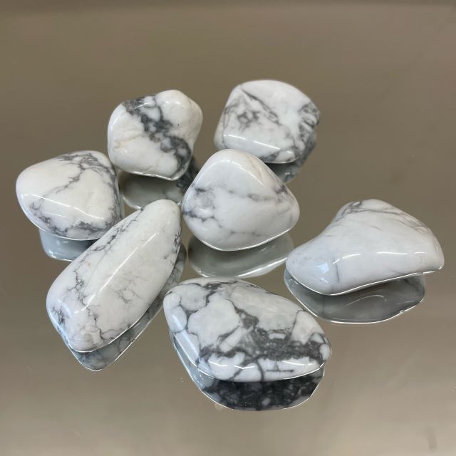 Howlite wit